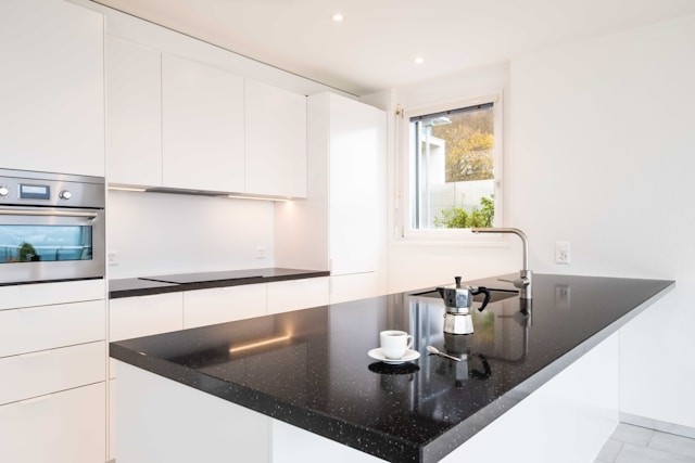 Wat een nieuwe keuken doet met de waarde van je woning (en wanneer het echt loont)