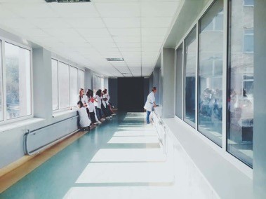 Fysieke Beveiliging in de Zorg: Het Belang en de Implementatie van Zorgbeveiliging