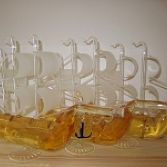Artistiek schip op een voet met drie masten 