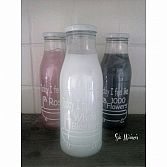 Glazen (melk)fles badschuim van (Op) de Maalzolder