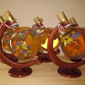 Globe met continenten op een houten voet