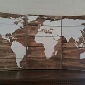Houten drieluik wereldkaart