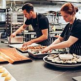 Koel blijven en koken: de onmisbare rol van horeca-apparatuur bij het starten van je eigen restaurant