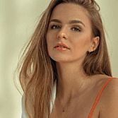 Lies Zhara: Leeftijd, Achtergrond, CarriÃ¨re en Succes als Influencer Wie is Lies Zhara?