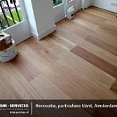 Montage van vloeren en plinten