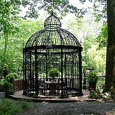 Prielen rozenbogen en tuinmeubelen