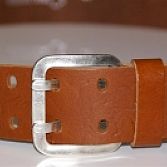 Riem cognac met dubbele gesp-pin