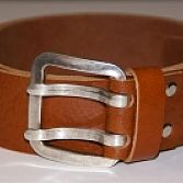 Riem cognac met dubbele gesp-pin
