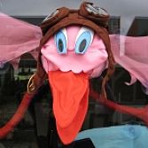 Roze 3d ooievaar met opblaasletters