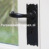 Smeedijzer beslag in diverse uitvoeringen. Landelijke meubelbeslag, rustieke kastknoppen, mooi sierlijk smeedijzer, goedkoop smeedijzer