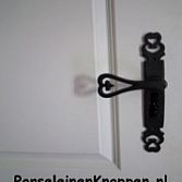 Smeedijzer beslag in diverse uitvoeringen. Landelijke meubelbeslag, rustieke kastknoppen, mooi sierlijk smeedijzer, goedkoop smeedijzer