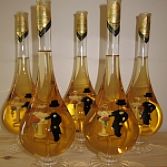 Traanvormige fles met bruid en bruidegom binnenin