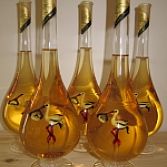 Traanvormige fles met een ooievaar die een baby vasthoudt