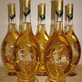 Traanvormige fles met een zeilboot buitenop