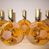 Voetbalvormige fles met een voetbalspeler binnenin