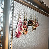 Vrouwendingetje -oorbellendisplays in alle maten en kleuren-