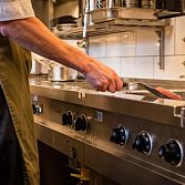 Waarom roestvrijstaal onmisbaar is in elke professionele keuken